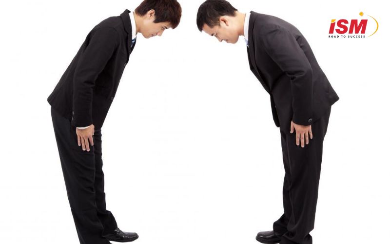 Người Hàn Quốc rất coi trọng nghi thức chào hỏi. Khi gặp nhau, họ thường cúi đầu – hành động thể hiện sự kính trọng với người lớn tuổi hoặc có địa vị cao hơn.